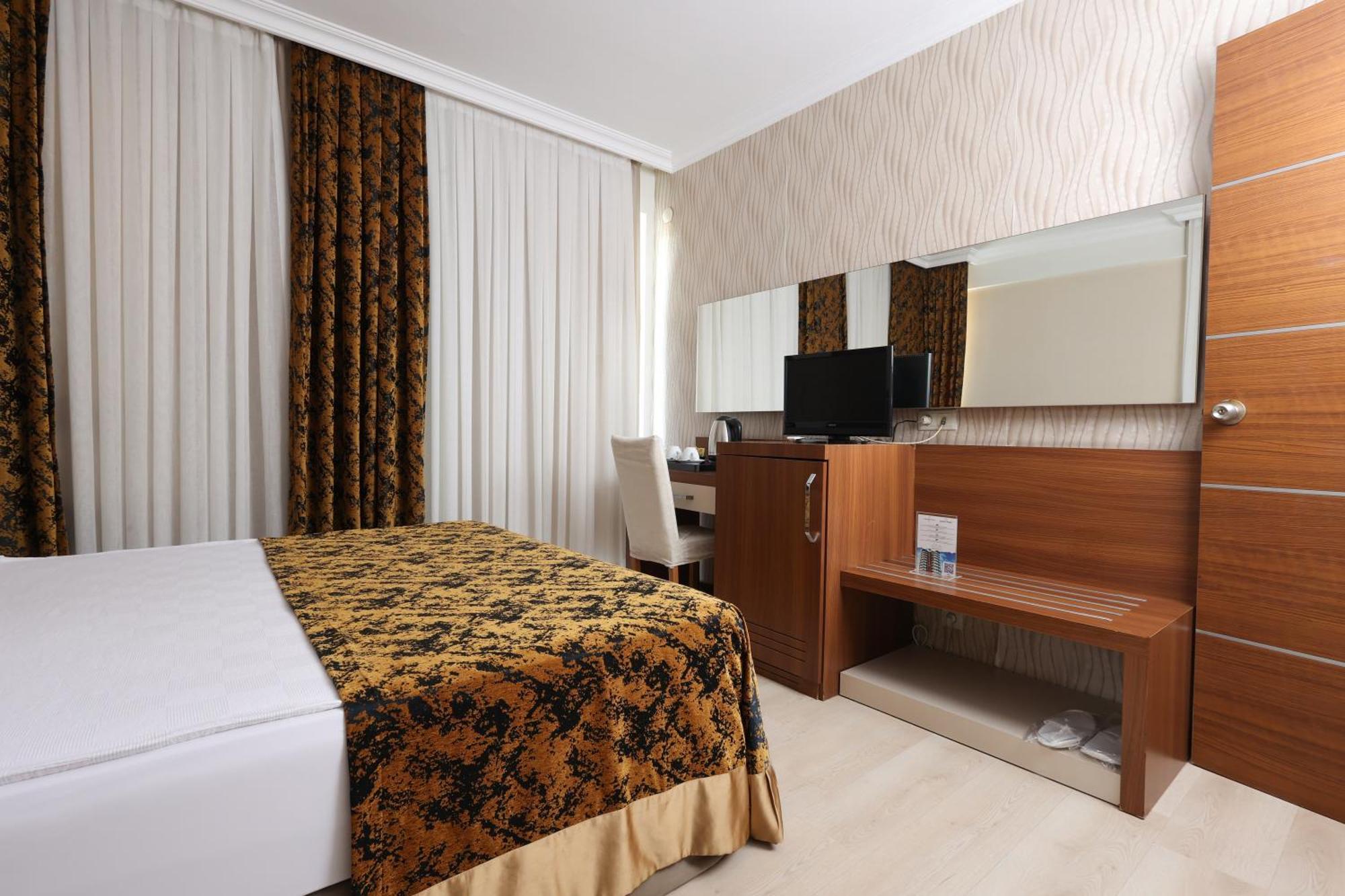 The Corner Park Hotel Antalya Bagian luar foto