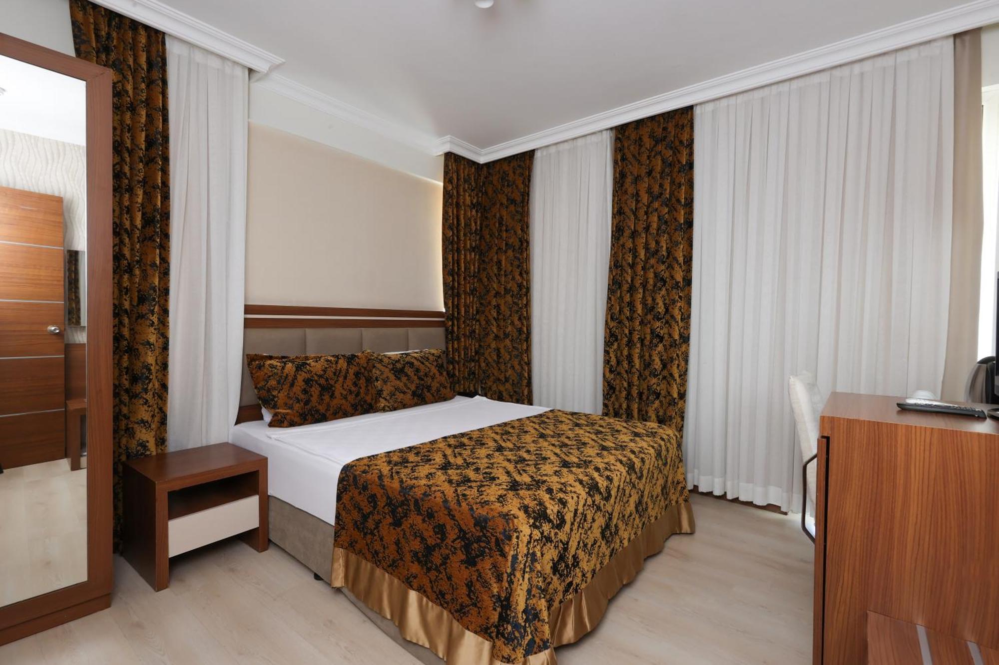 The Corner Park Hotel Antalya Bagian luar foto