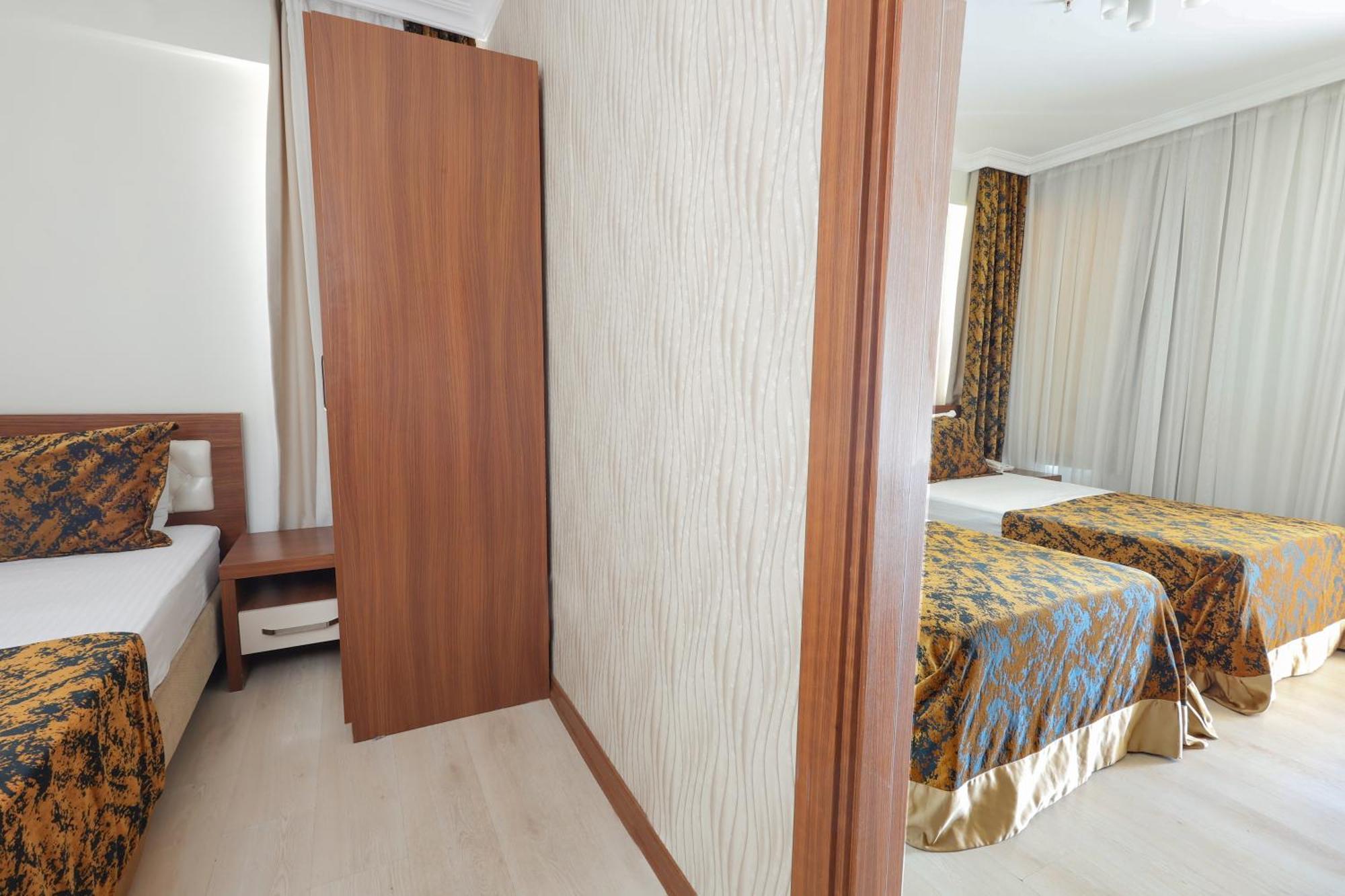 The Corner Park Hotel Antalya Bagian luar foto
