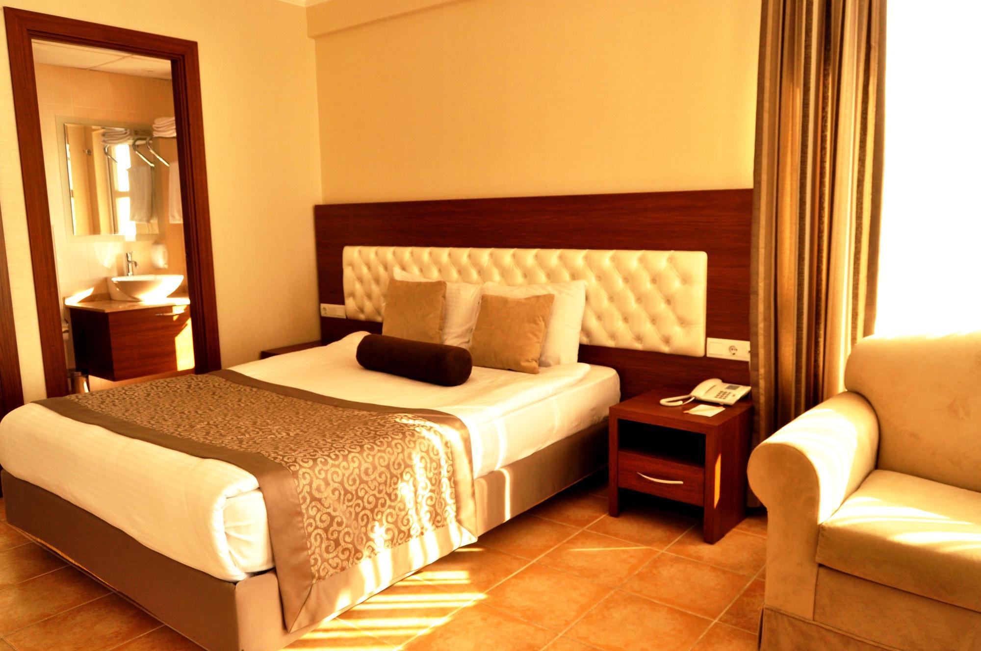The Corner Park Hotel Antalya Bagian luar foto